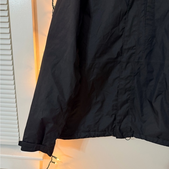 The North Face Men's Classic Black Rain Jacket - Picture 6 of 8